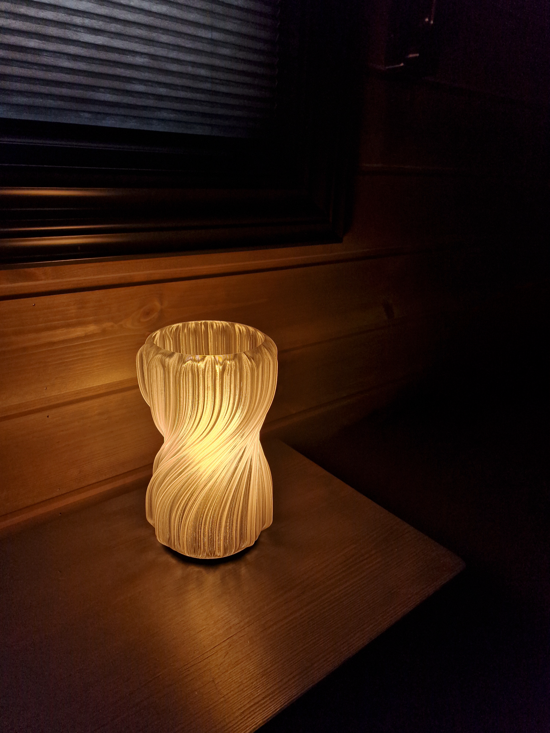 Mynd Glassklar Bordlampe i resirkulert plast